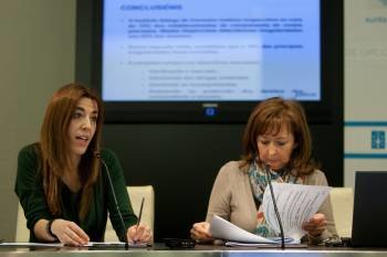 Sol Vázquez Abeal y María Jesús Muñoz, durante la rueda de prensa en Santiago. (Foto: ANA VARELA)