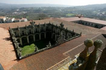 Vista aérea de los tejados del Monasterio, una de las imágenes que ofrece la subida al torreón. (Foto: MARCOS ATRIO)