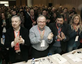 Blanco, Bugallo, Caamaño y Sestayo aplauden la intervención del secretario xeral del PSdeG. (Foto: XOÁN REY)