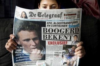Una mujer lee un ejemplar de De Telegraaf publicado hoy, miércoles 6 de marzo de 2013 (Foto: EFE)