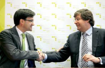 José Julio Fernández (i.) con el presidente del Consello Galego da Competencia, Francisco Hernández. (Foto: LAVANDEIRA)
