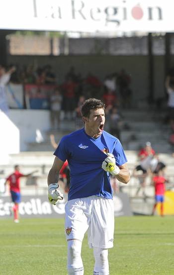 Pato Guillén, celebrando uno de los goles del Ourense enO Couto. (Foto: MIGUEL ÁNGEL)