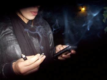 Un joven fuma un porro mientras chatea con el móvil. (Foto: ARCHIVO)