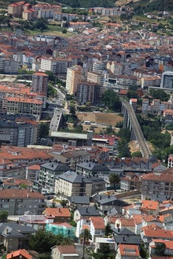 Vista general de la ciudad, con el viaducto del tren a la derecha. (Foto: JOSÉ PAZ)