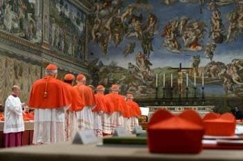 Un grupo de cardenales electores, antes del juramento sobre la Biblia en la capilla Sixtina. (Foto: OSSERVATORE ROMANO)