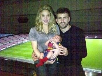 Fotografía de la cuenta de Twiter del jugador del FC Barcelona Gerard Pique en la que posa con su pareja, la cantante colombiana Shakira y el hijo de ambos.