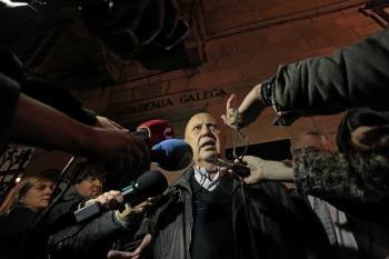 Méndez Ferrín, atendiendo a los medios de comunicación tras presentar su renuncia. (Foto: CABALAR)