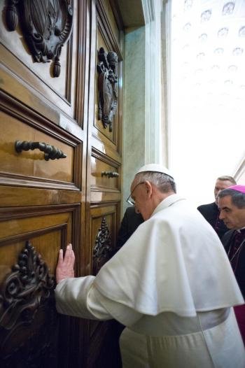 Fotografía facilitada por la oficina de prensa de la Santa Sede que muestra al papa Francisco visitando la residencia pontificia.