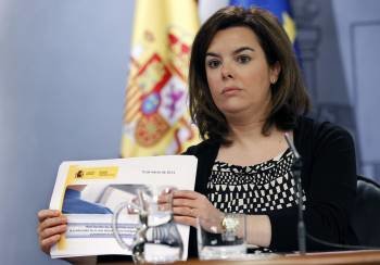 La vicepresidenta del Gobierno, Soraya Sáenz de Santamaría, durante la rueda de prensa. (Foto: CHEMA MOYA)