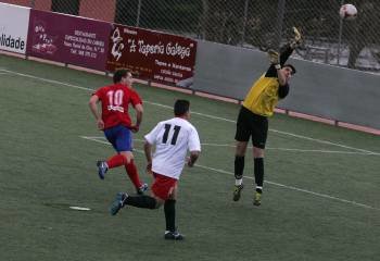 El delantero del filial Antón marca el cuarto gol al superar  al portero Fabián con una sutil vaselina. (Foto: MARCOS ATRIO)