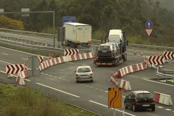 Miles de conductores se enfrentan a diario a 23 duros kilómetros entre Vigo y Ourense por carreteras con el asfalto cada día en peor estado.