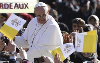 El papa Francisco saluda a los fieles desde el 'papamóvil'.