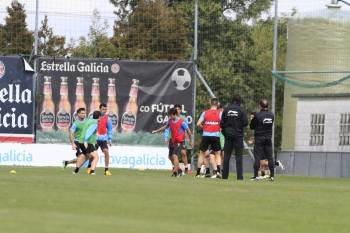 Los jugadores del Celta, ayer durante el entrenamiento en los campos de A Madroa. (Foto: ATLÁNTICO)
