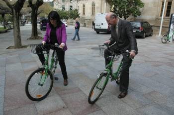 La concejala Susana Bayo y el regidor Agustín Fernández prueban sus bicicletas en el casco histórico. (Foto: JOSÉ PAZ)