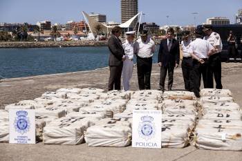 Los fardos con la cocaína tras ser descargados en el puerto de Las Palmas.