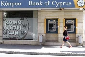 Una mujer pasa por delante de una sucursal del Banco de Chipre cerrada, en Nicosia, Chipre (Foto: EFE)