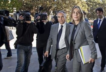 La alcaldesa de Alicante, Sonia Castedo, acompañada por su abogado.