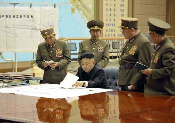 El líder norcoreano, Kim Jong-un (c), durante una reunión en la madrugada del viernes en un lugar indeterminado (Foto: efe)