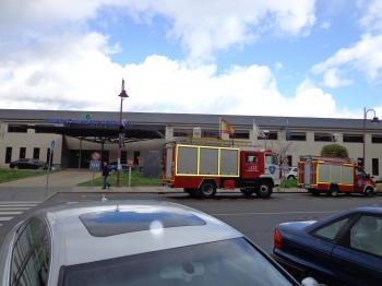 Dos coches de bomberos ante el Hospital Comarcal.