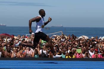 Usain Bolt, camino de la victoria en Copacabana. (Foto: MARCELO SAYAO)