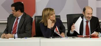 La vicesecretaria general del PSOE, Elena Valenciano y el líder del partido, Alfredo Pérez Rubalcaba. (Foto: KIKO HUESCAL)