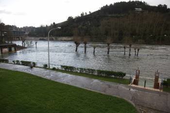 Las piscinas de Oira, completamente inundadas por el río Miño. (Foto: JOSÉ PAZ)