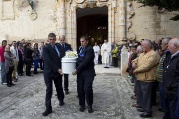 Traslado del féretro de la menor al término del funeral. (Foto: DANIEL PÉREZ)