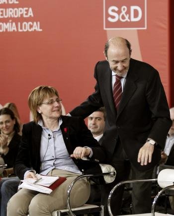 l secretario general del PSOE, Alfredo Pérez Rubalcaba (d), pasa junto a la alcaldesa de Avilés, Pilar Varela.