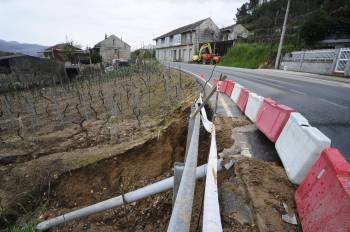 Obras de canalización subterránea de las aguas en la carretera de Santo André. (Foto: MARTIÑO PINAL)