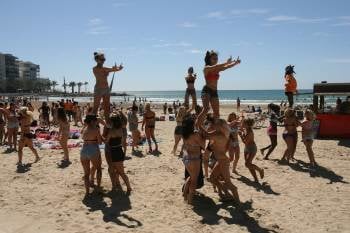 Un grupo de participantes en el festival realiza una exhibición en la playa de Levante de Salou. (Foto: JAUME SELLART)