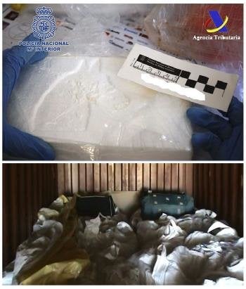 Fotografía facilitadas por la Policía Nacional que junto con agentes de la Agencia Tributaria ha interceptado en el puerto de Valencia un contenedor de cacahuetes que ocultaba 134 kilogramos de cocaína.