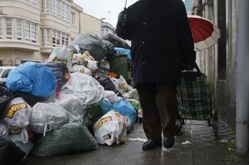Basura acumulada en las calles de la localidad lucense de Vilalba superadas las dos semanas de huelga de los trabajadores de limpieza.