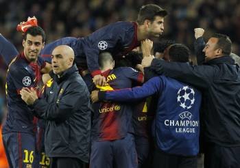 Los futbolistas y auxiliares del Barça celebran el gol de Pedro Rodríguez. (Foto: ANDREU DALMAU)