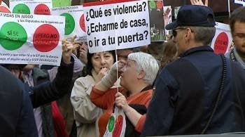 Varios cientos de personas en el escrache al presidente del Congreso, Jesús Posada. (Foto: EFE-TV)