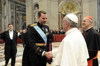 El papa Francisco recibiendo al príncipe Felipe. Detrás el presidente del Gobierno, Mariano Rajoy. (Foto: ARCHIVO)