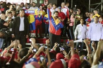 Fotografía cedida por prensa de Miraflores del presidente encargado y ganador de los comicios de este domingo en Venezuela, Nicolás Maduro (Foto: EFE)