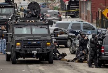 Agentes especiales de la policía de Boston, durante el despliegue por las calles de Watertown. (Foto: C.J. GUNTER)