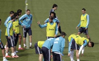 Los jugadores del Real Madrid, en el entrenamiento de ayer. (Foto: ÁNGEL DÍAZ)