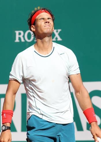 Nadal lamenta un golpe fallado durante la final de Montecarlo contra el serbio Novak Djokovic. (Foto: SEBASTIEN NOGIER)