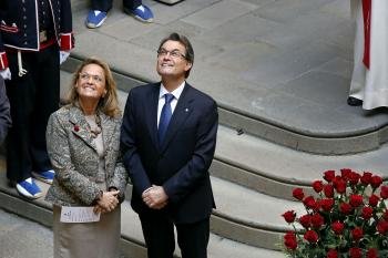 El presidente de la Generalitat, Artur Mas, y su esposa, Helena Rakosnik, durante la tradicional bendición de las rosas de Sant Jordi.