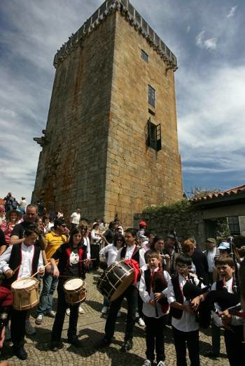 Unos músicos a los pies de la Torre, en la edición de 2012. (Foto: MARCOS ATRIO)