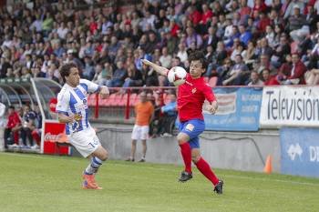 Jaime Noguerol, orientando con el pecho el balón en el partido del domingo ante el Real Avilés. (Foto: MIGUEL ÁNGEL)