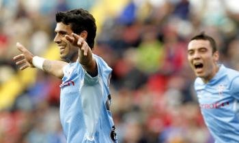 El centrocampista argentino del Celta Augusto Fernández celebra la consecución del primer gol de su equipo ante el Levante (Foto: EFE)