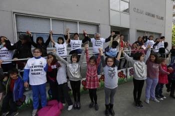 Escolares, padres y docentes rodearon el centro Irmáns Villar en defensa de la educación pública. (Foto: X. FARIÑAS)