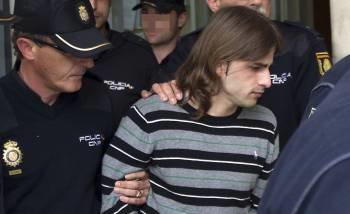 El asesino de la joven Marta del Castillo, Miguel Carcaño, durante su traslado ante el juez. (Foto: MANUEL VIDAL)