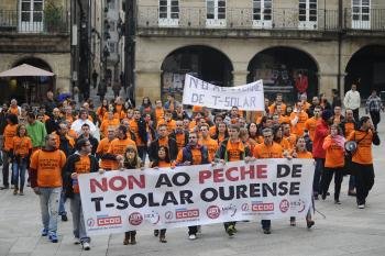 Los trabajadores de T-Solar mostraron su rechazo al cierre de la empresa por las calles de la ciudad (Foto: Martiño Pinal)