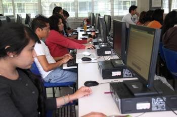 Un grupo de jóvenes realiza consultas a través de internet desde los ordenadores de un ciberlocal. (Foto: ARCHIVO)