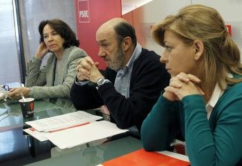 El secretario general del PSOE, Alfredo Pérez Rubalcaba (c), junto a la vicesecretaria general, Elena Valenciano (d), y la portavoz del Grupo Socialista de Empleo, Concha Gutiérrez (i).