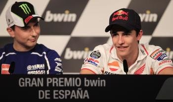  Los españoles Marc Márquez (Repsol Honda Team) (d) y Jorge Lorenzo ( Yamaha), durante la rueda de prensa ofrecida esta tarde en el Circuito de Jerez (Foto: EFE)