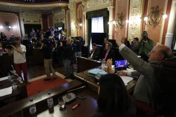 Numerosas cámaras recogen el momento de la votación final, en la que PSOE y BNG votaron contra la reprobación que proponía el PP. (Foto: XESÚS FARIÑAS)